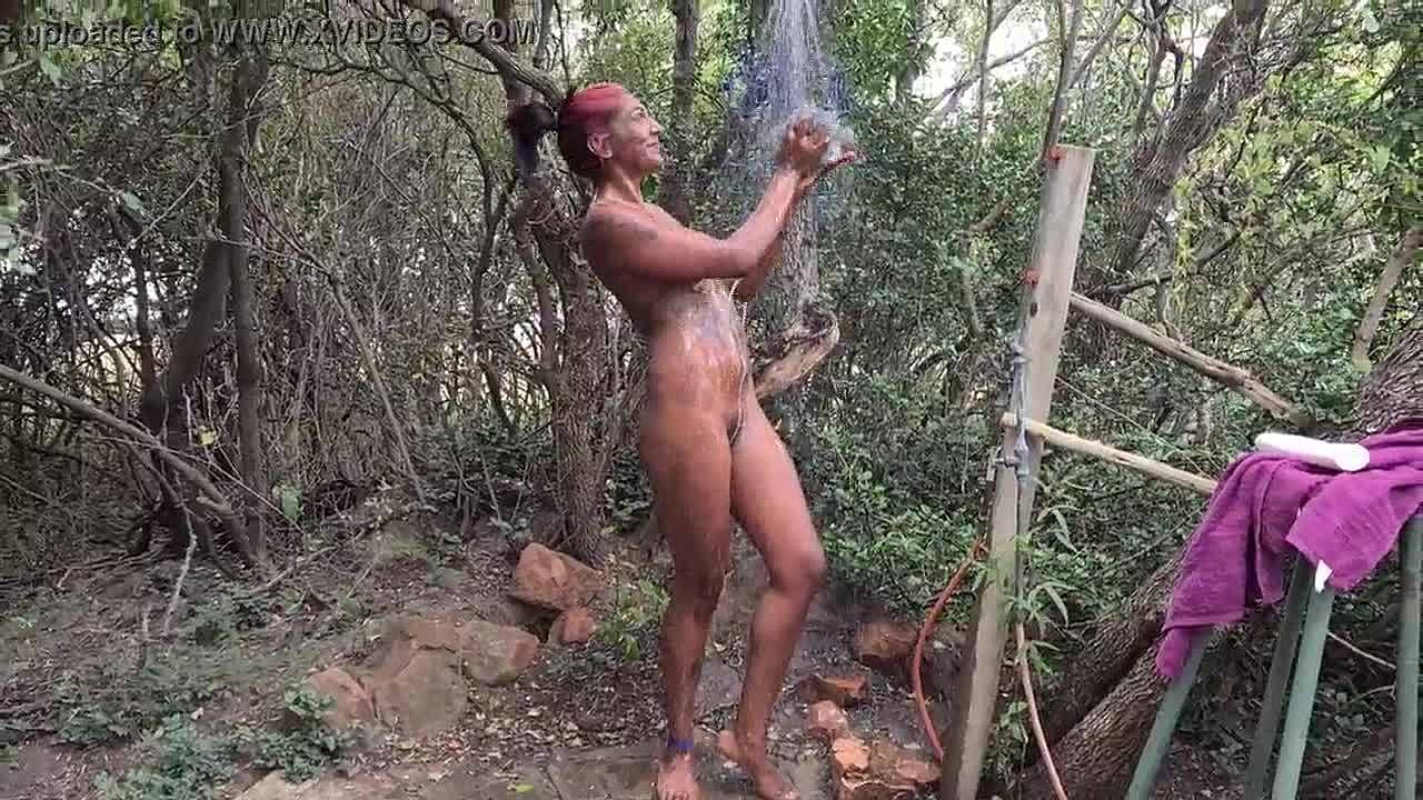 Индийский любитель принимает голый душ в лесу на курорте для голых -  PornV.XXX